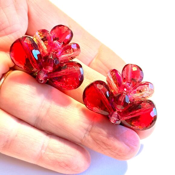 Clip on earrings hallmarked Germany red & pink faceted plastic beads on goldtone - Picture 2 of 8